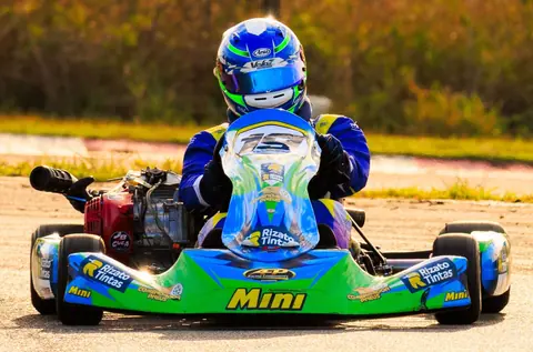 Gabriel Xavier de frente no kart número 15