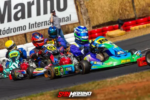 Disputa roda a roda no Kartódromo Internacional San Marino