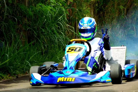 Gabriel faz sinal de vitória a bordo do kart número 50
