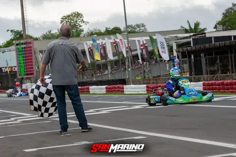 Bandeira quadriculada na passagem do kart pela reta do Kartódromo San Marino