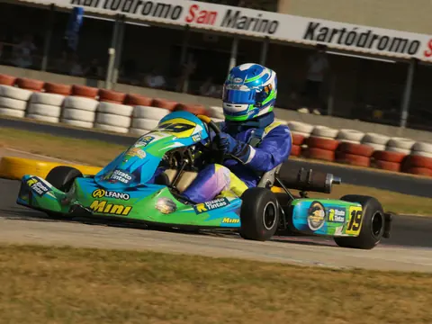 Gabriel contorna uma curva no Kartódromo San Marino
