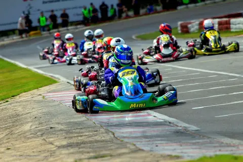 Gabriel à frente de um grupo de karts