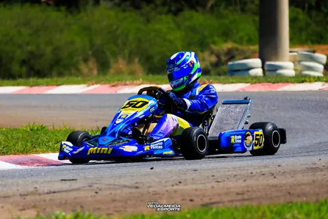 Gabriel com o kart número 50 no GP do Bem 2025