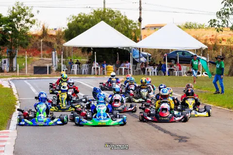 Pelotão de karts no GP do Bem 2025