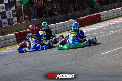 Disputa de posição no Kartódromo San Marino