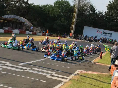 Largada no Kartódromo San Marino
