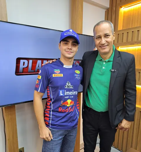 Gabriel em entrevista em um estúdio de TV