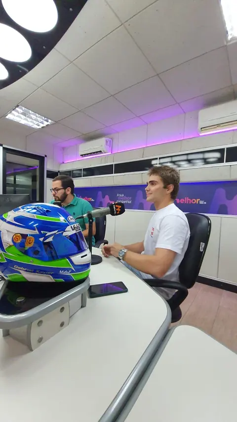 Gabriel em entrevista em um estúdio de rádio
