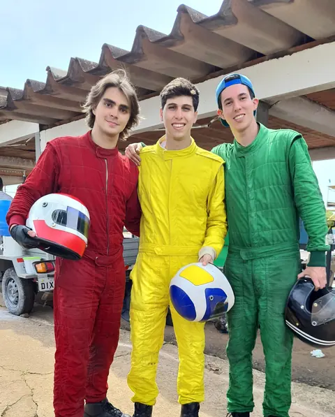 Atores caracterizados como pilotos nos bastidores da série Senna