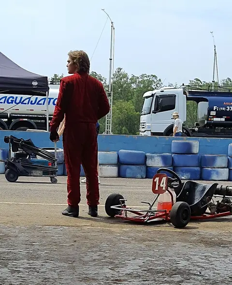 Gabriel caracterizado como Niki Lauda no set da série Senna