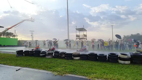 Set de filmagem com grua durante uma cena de chuva