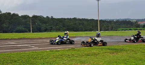 Karts em cena durante as gravações da série Senna