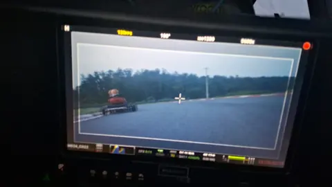 Monitor de câmera durante a gravação de uma cena de kart