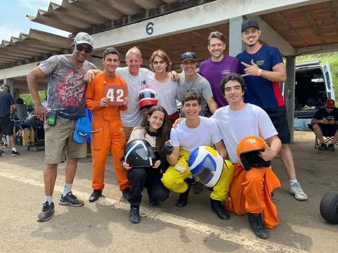 Elenco e equipe reunidos nos bastidores da série Senna