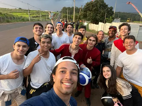 Selfie do elenco nos bastidores da série Senna
