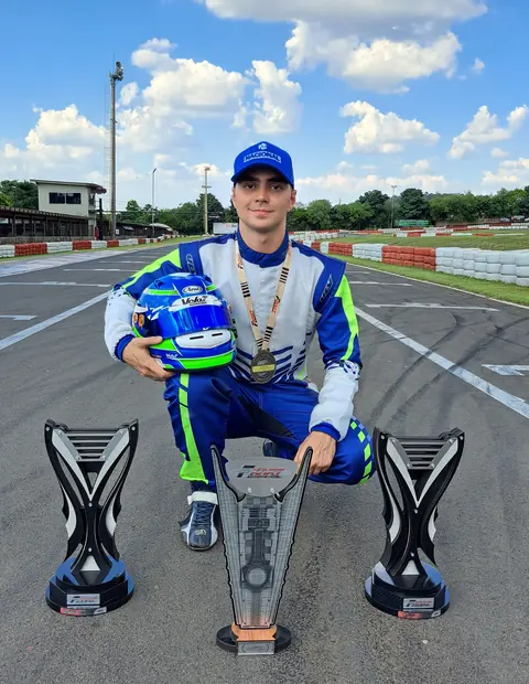 Gabriel Xavier com três troféus da FKart no Kartódromo San Marino