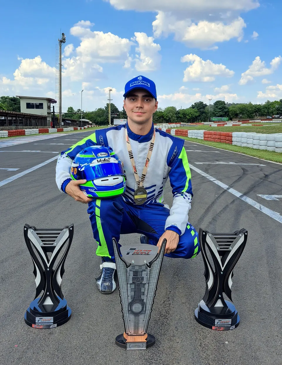 Gabriel Xavier com três troféus da FKart no Kartódromo San Marino