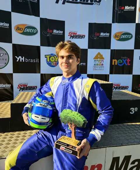 Gabriel com troféu no pódio do Kartódromo San Marino