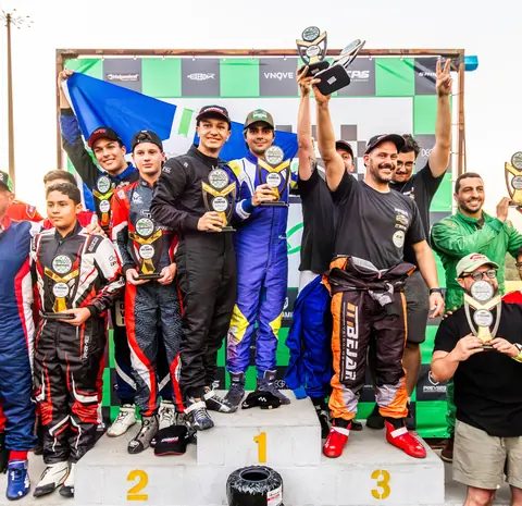 Gabriel e a equipe campeã com os troféus no alto do pódio do Desafio 100 Voltas Shinko