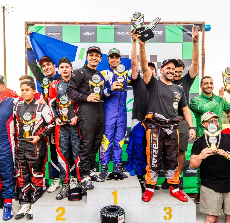 Gabriel e a equipe campeã com os troféus no alto do pódio do Desafio 100 Voltas Shinko