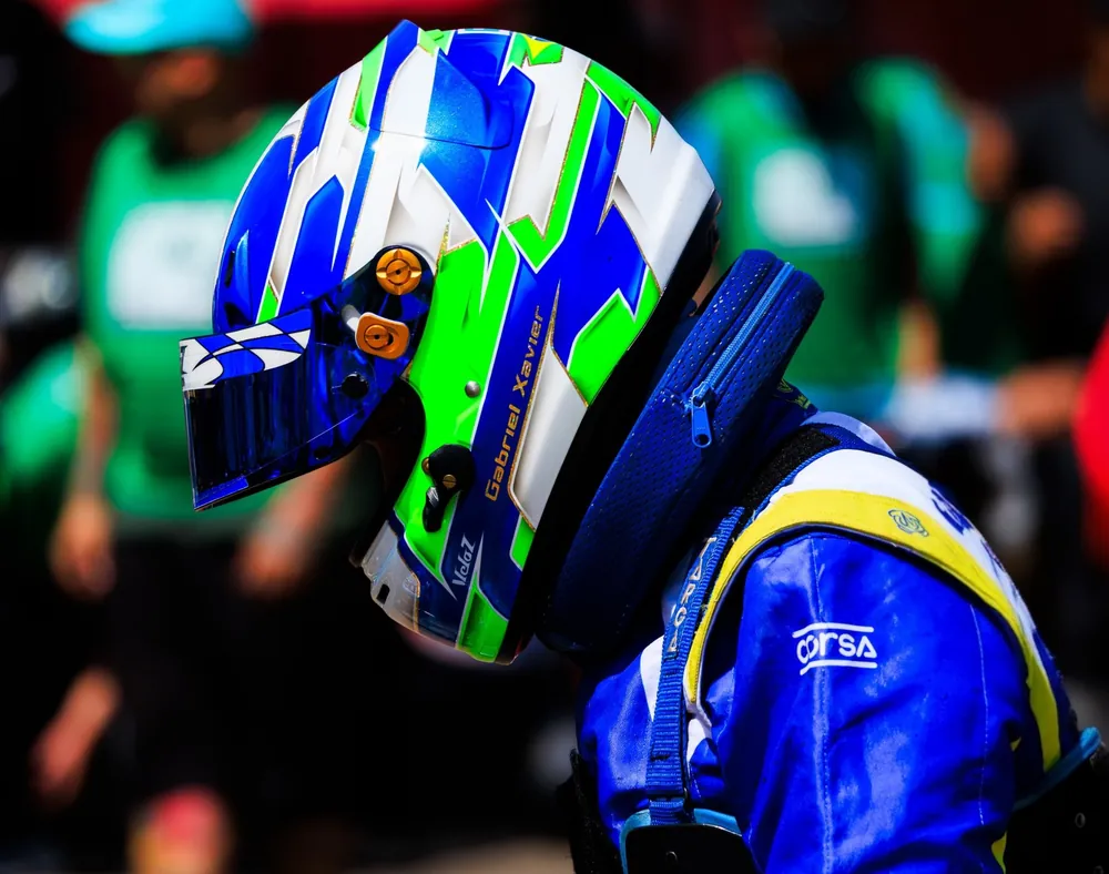 Gabriel Xavier de perfil, com o capacete azul e verde que leva seu nome
